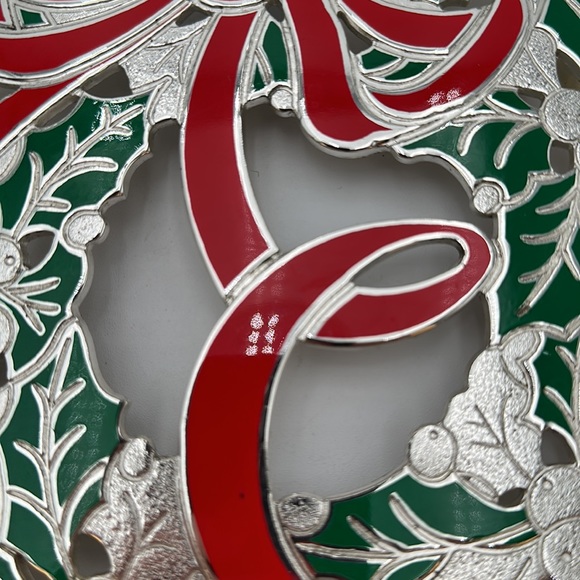 vintage christmas holly wreath metal trivet with red bow - Picture 14 of 16